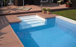Pool direkt an Holzterrasse und mit Pooltreppe