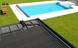 Pool mit solar Poolheizung auf der Garage