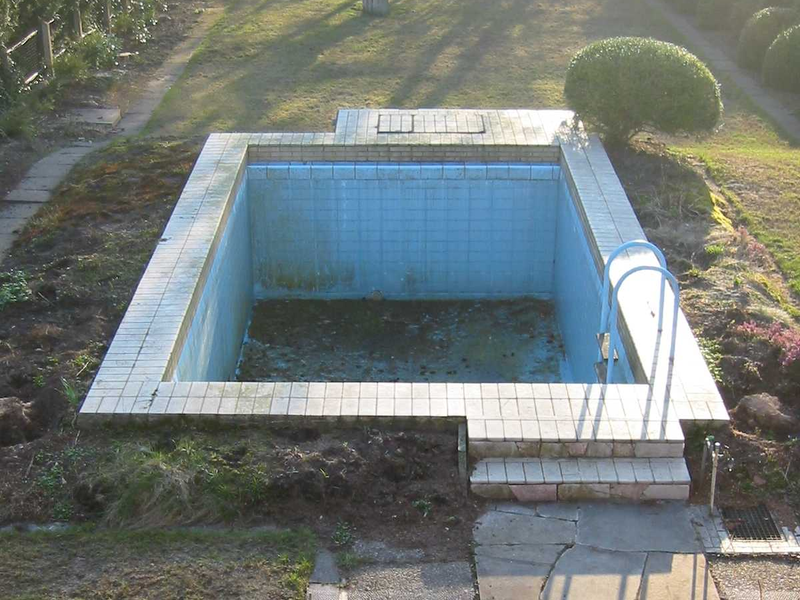 Schwimmbad vor der Poolsanierung
