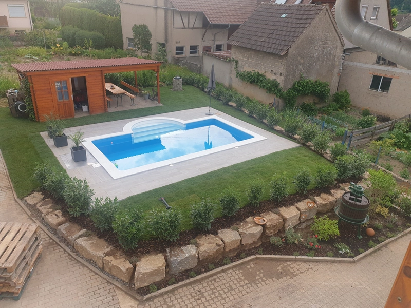 Garten mit Gartenpool.