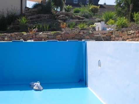 Die Poolwand wird mit Poolfolie und extra Folienecken abgedichtet