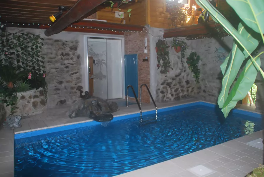 Pool in umgebauten Stall mit kleinem Wasserfall
