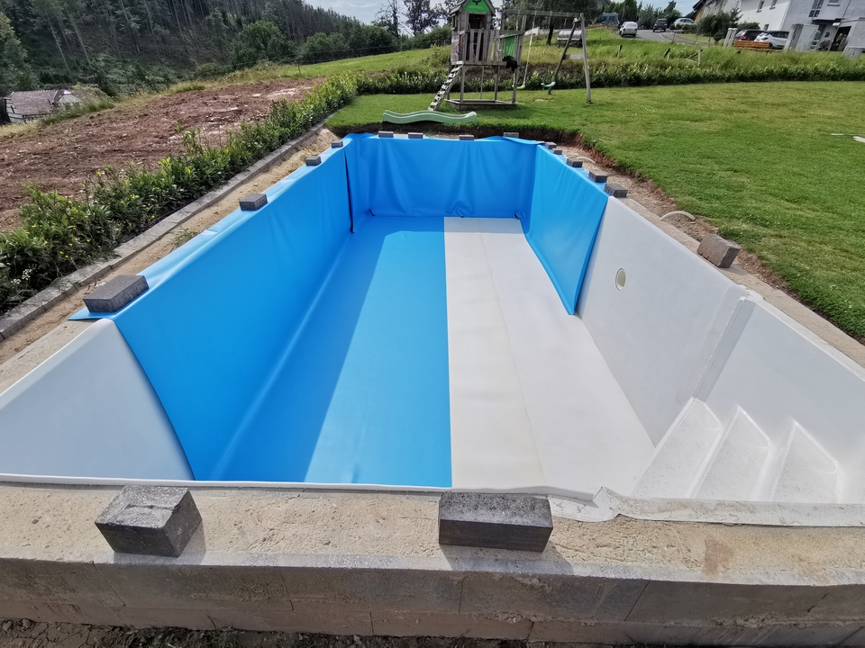 Poolfolie wird verlegt