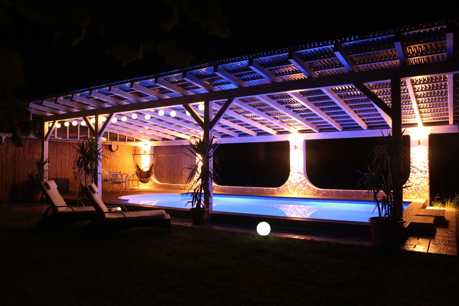 Großer Gartenpool mit wechselnder LED-Beleuchtung 