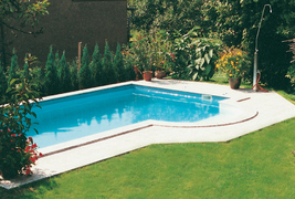 Pooltreppe am Ende der Längsseite eines Gartenpools.