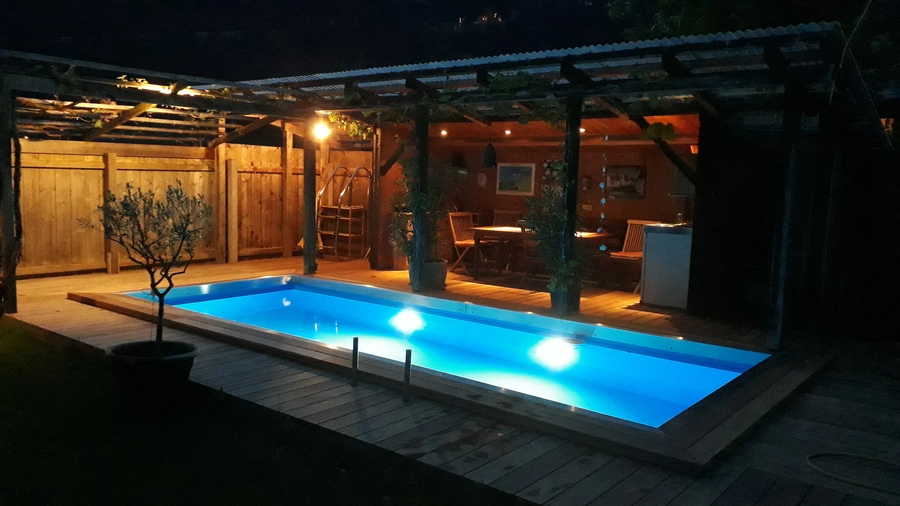 Pool im eigenen Garten mit Poolbeleuchtung