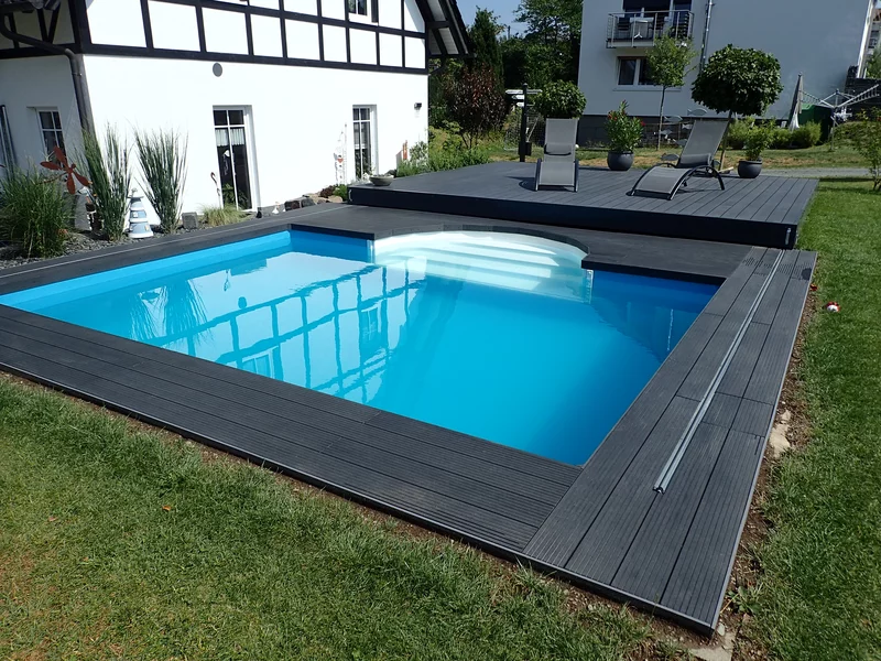 Pooldeck als Poolabdeckung geöffnet