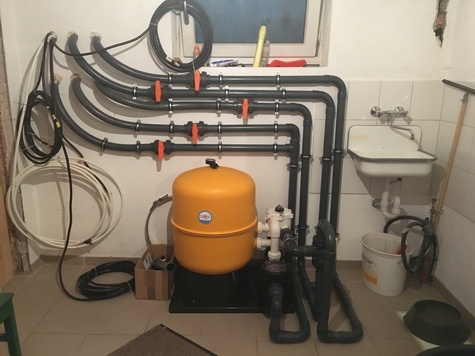 Positionierung der Filtertechnik wie Poolpumpe und Poolfilter in einem Technikraum oder Schacht neben dem Pool.