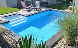 Pool selber gebaut mit seitlichem Zugang über Pooltreppe