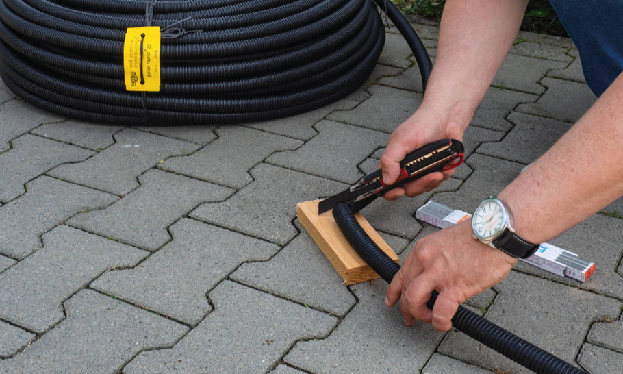 Die Leitungen für die solar Kollektorfläche zuschneiden.