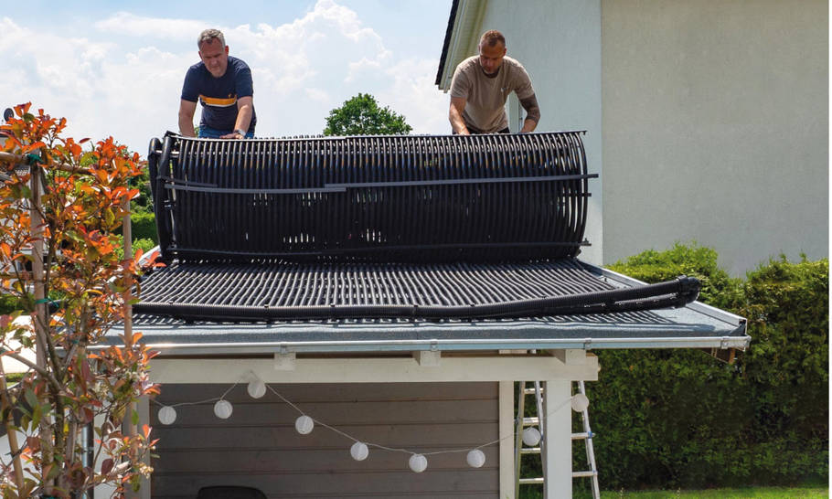 Den selbstgebauten solar Kollektor für den Pool einfach auf dem Dach ausrollen