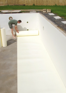 Der ROOS® Isolier- und Polsterschaum wird einfach an die Wand geklebt und am Boden ausgerollt.