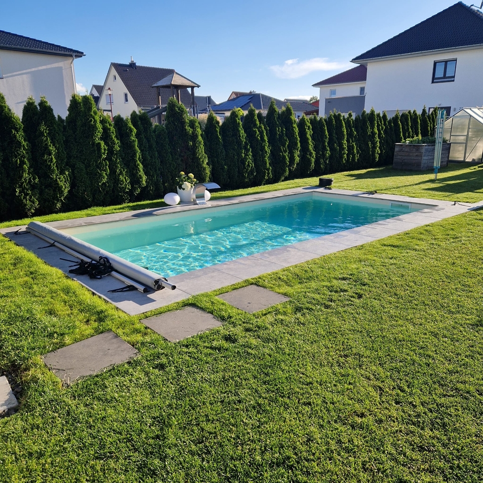 Türkisblauer Selbstbau-Pool