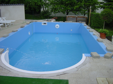 Den fertigen Pool mit Wasser befüllen und anschließend eine Poolumrandung erstellen.