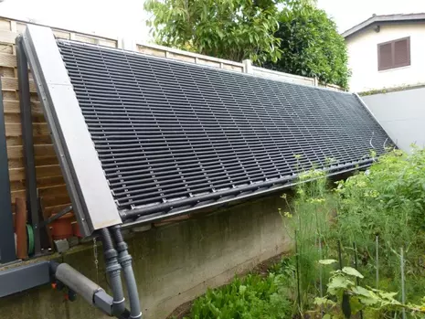 solar rapid Poolheizung auf einem Gestell montiert