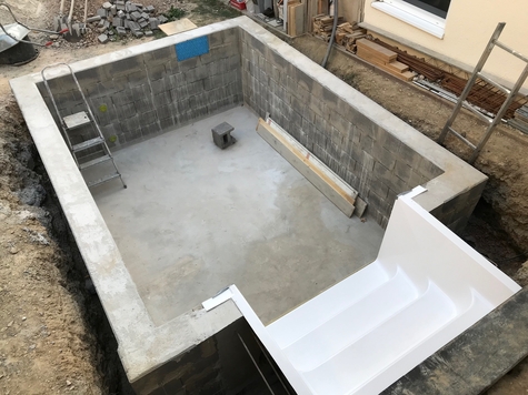 Fertig gemauerter Pool im Rohbau mit integrierter Pooltreppe von ROOS